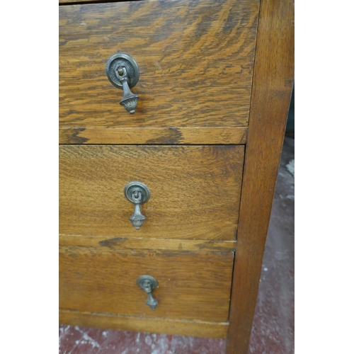 369 - Small oak dressing chest