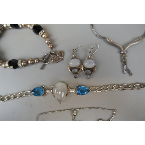 69 - Collection of silver jewellery