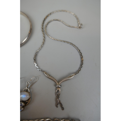 69 - Collection of silver jewellery