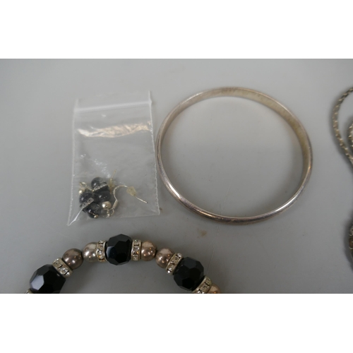 69 - Collection of silver jewellery