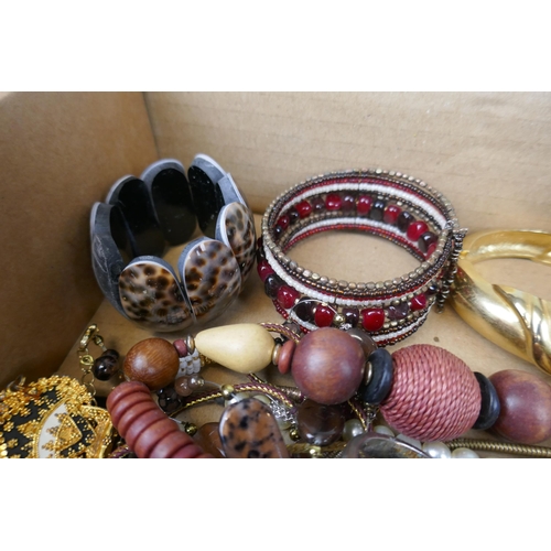 76 - Collection of costume jewellery