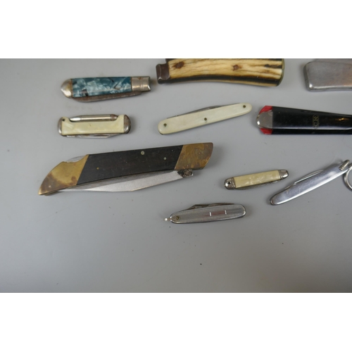 87 - Collection of penknives 