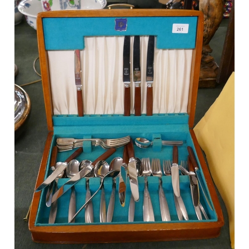 261 - Cased cutlery