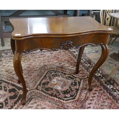 359 - Mahogany tea table with pull out rear legs