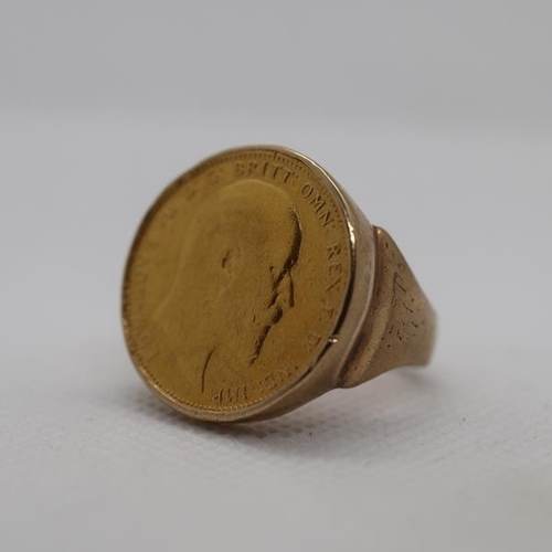 58 - Edward VII full sovereign set in 9ct gold ring - Size N½ - Approx gross weight: 14.34g