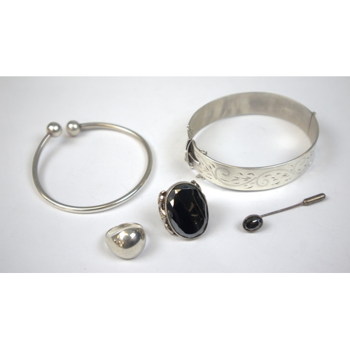 88 - Collection of silver jewellery