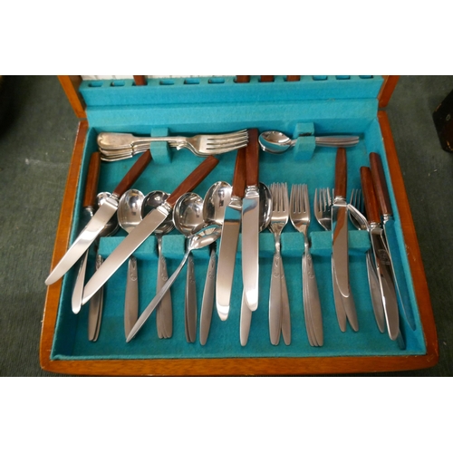 261 - Cased cutlery