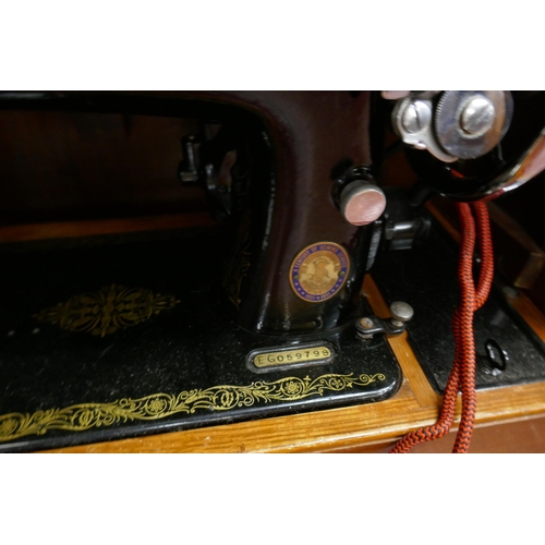 323 - Electric singer sewing machine in case with accessories