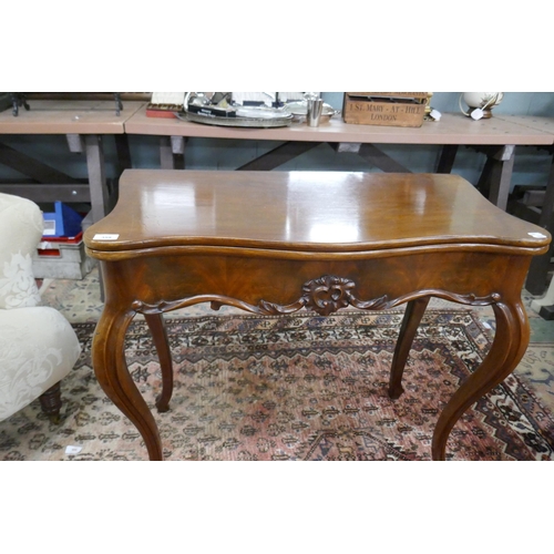 359 - Mahogany tea table with pull out rear legs