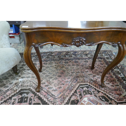 359 - Mahogany tea table with pull out rear legs