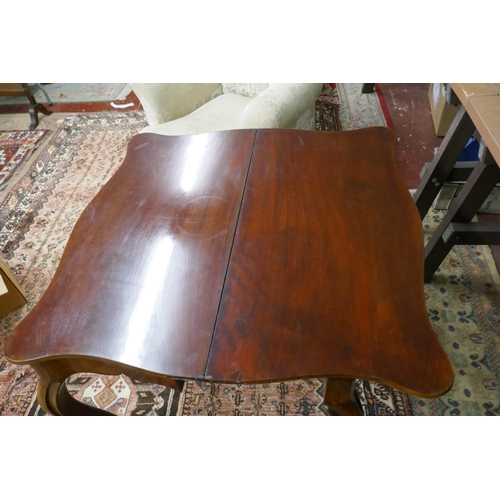 359 - Mahogany tea table with pull out rear legs