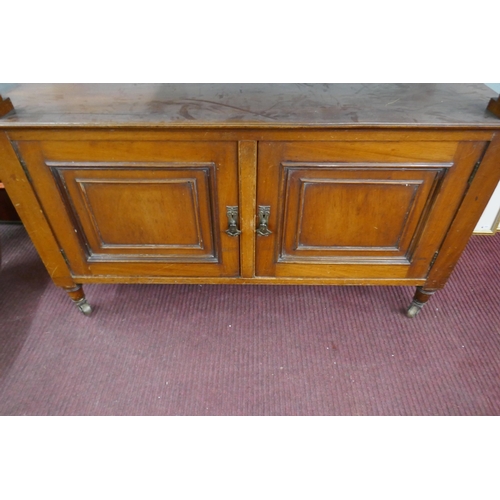 400 - Mahogany buffet - Approx size: W: 124cm D: 51cm H: 142cm