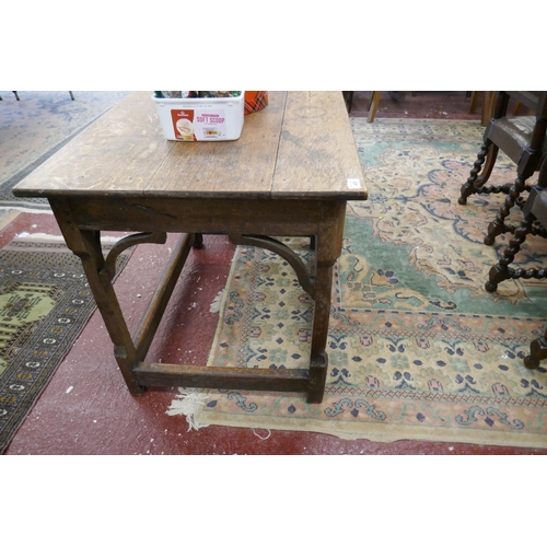 429 - Antique oak table - Approx size: W: 91cm, D: 66cm, H: 72cm