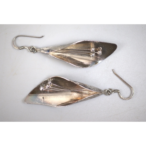 75 - Pair of silver earrings in the form of lilies