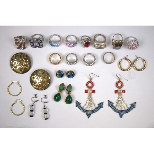 81 - Collection of costume jewellery