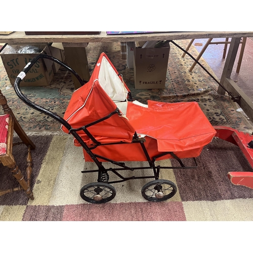 173 - Vintage adjustable toy pram/pushchair