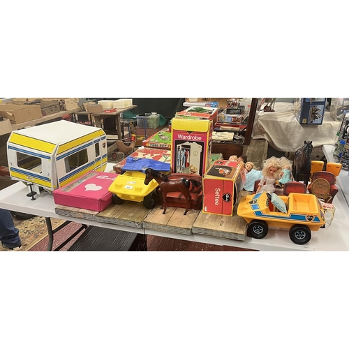 238 - Good collection of Sindy dolls and accessories together with a Sindy caravan