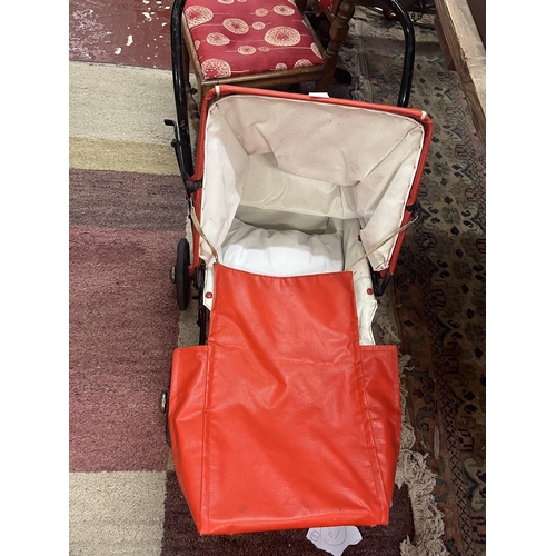 173 - Vintage adjustable toy pram/pushchair