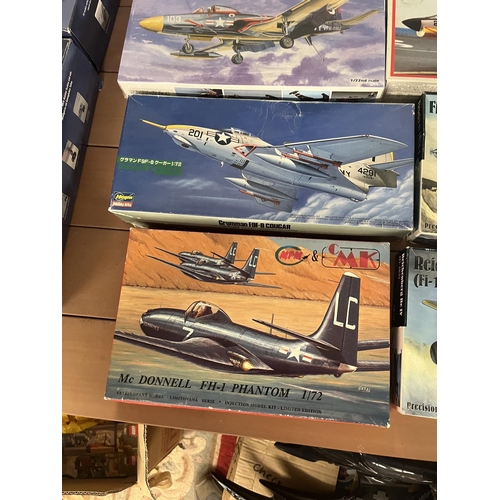 193 - Collection of aircraft models to include Revell AZ model etc