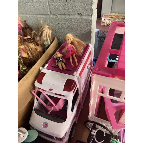 200 - Large collection of Barbie toys to include Barbie camper, dolls & clothing 