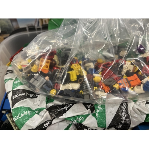 214 - Large collection of Lego