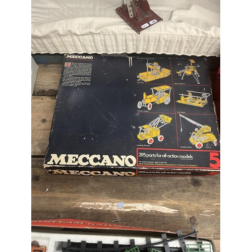 231 - Meccano action kit for all models, tin tin, and a creative 3D visualisation lamp