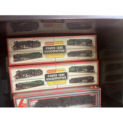 242 - Collection of ‘00’ gauge railway locomotives etc in boxes