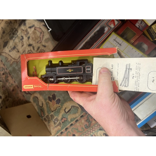 242 - Collection of ‘00’ gauge railway locomotives etc in boxes