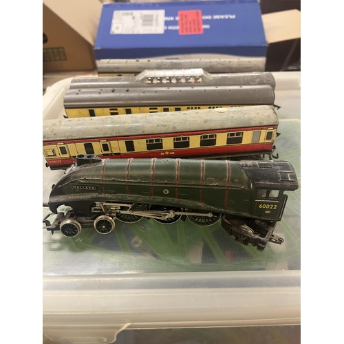 253 - Collection of model trains etc to include Hornby and Tri-ang