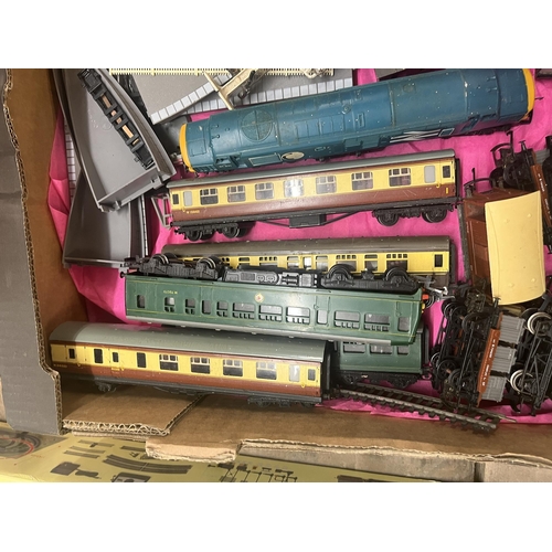 254 - Collection of 00 gauge model railway