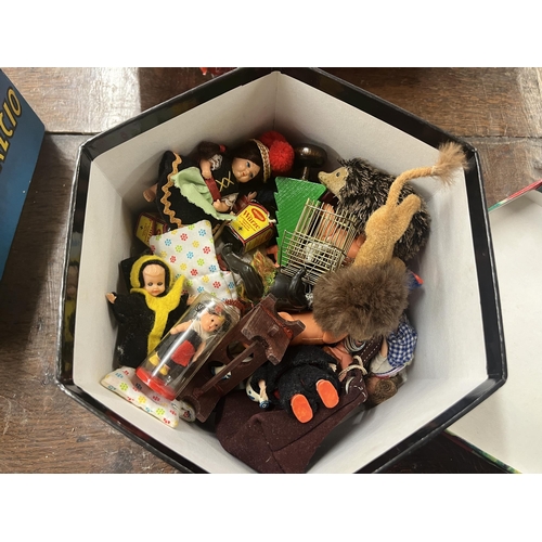 288 - Collection of vintage toys etc