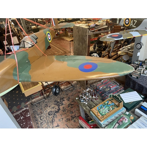 349 - Radio controlled model of a Spitfire with servers. Wing width 142cm, length of fuselage 107cm