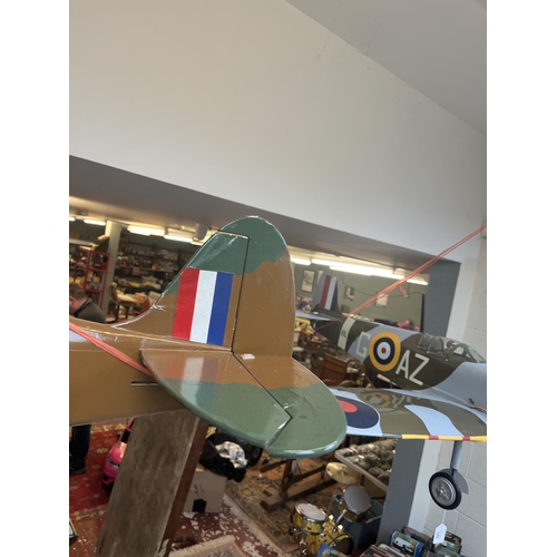 349 - Radio controlled model of a Spitfire with servers. Wing width 142cm, length of fuselage 107cm