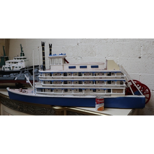 353 - Large model of a Mississippi river boat paddle steamer - Approx L 130cm