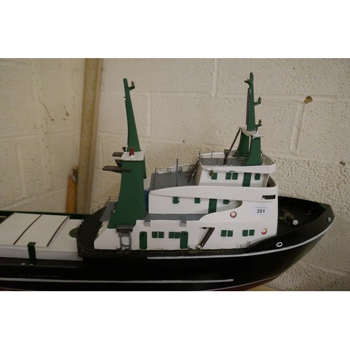 351 - Large radio controlled model of a fishing boat with servers - Approx L 103cm