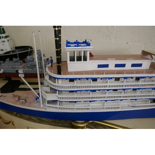 353 - Large model of a Mississippi river boat paddle steamer - Approx L 130cm