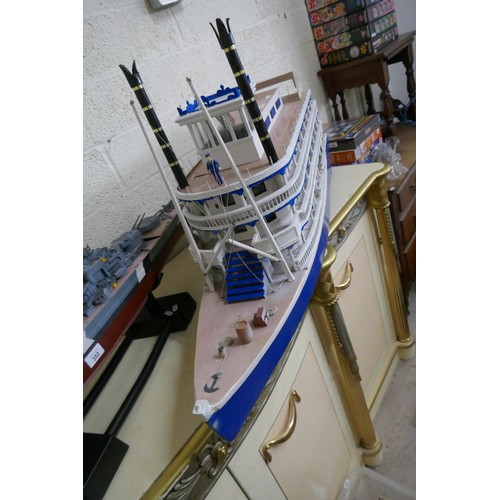 353 - Large model of a Mississippi river boat paddle steamer - Approx L 130cm