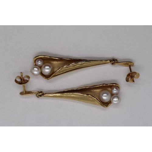 208 - Pair of 9ct gold pearl drop earrings