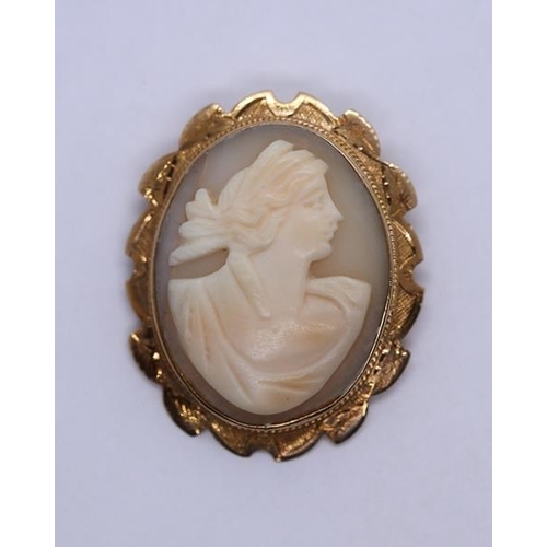 4 - 9ct gold oval cameo brooch approx 5.6g