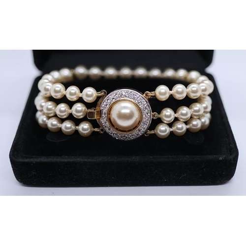 77 - Vintage silver gilt clasped pearl bracelet