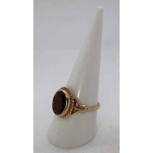 120 - 9ct gold garnet set ring - Size Q½