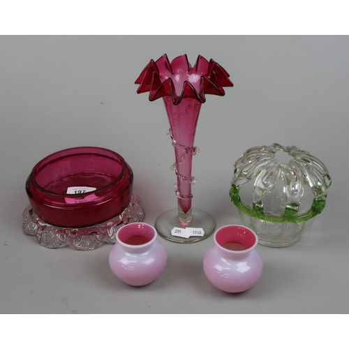 197 - 5 items of cranberry glass, milk glass and green glass