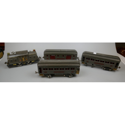 255 - Antique Lionel Super Motor 10E standard train & 3 carriages C1920