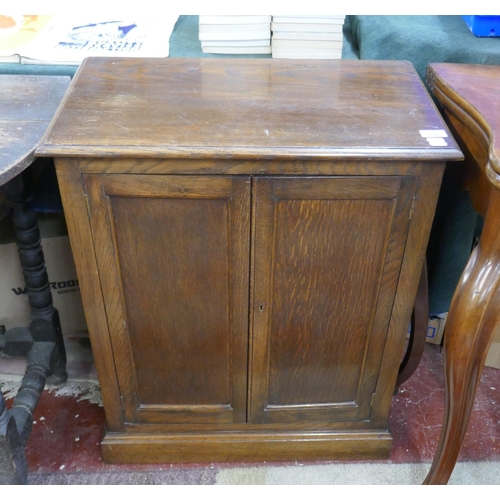 282 - Small oak cabinet - Approx size: W: 61cm D: 35cm H: 75cm