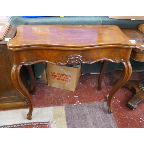 286 - Mahogany tea table with pull out rear legs