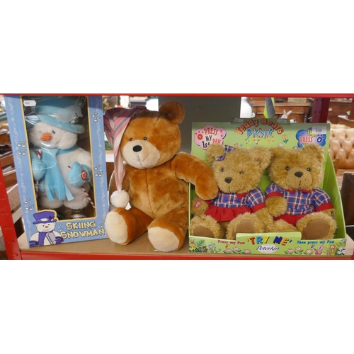 330 - Pair of singing bears in original packaging together with a skiing snowman in original box and a Bre... 