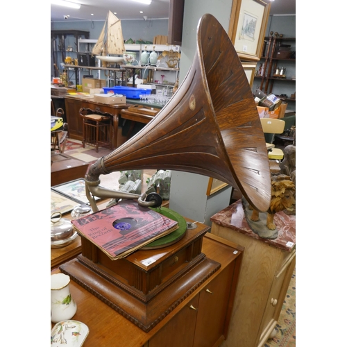 477 - Early 20th century HMV gramophone in working order with unusual The Gramophone Co. oak horn