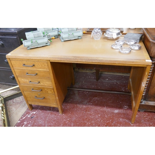 495 - Mid century oak desk - Approx size: W: 122cm D: 60cm H: 73cm