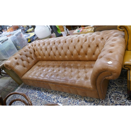 521 - 3 seater tan leather Chesterfield sofa - Approx length: 224cm