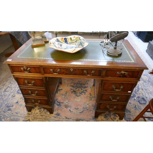 544 - Mahogany pedestal desk - Approx size: W: 123cm D: 63cm H: 77cm